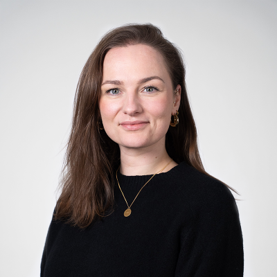 Portretfoto van Teresa. Vrouw met bruin halflang haar en heeft een zwarte trui aan.